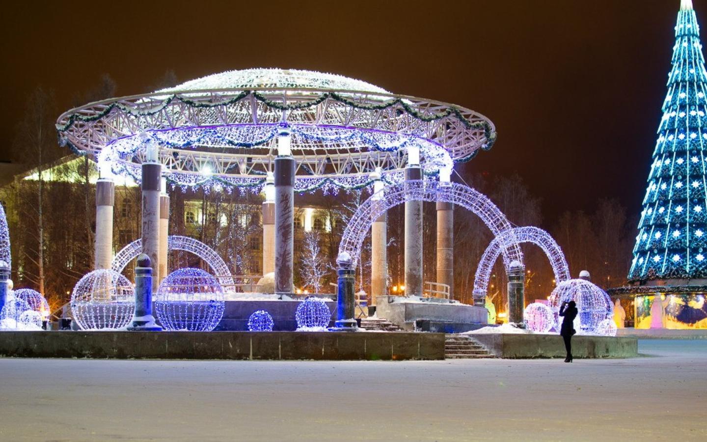 Куда сходить ханты. Площадь Ханты-Мансийска. Площадь города Ханты-Мансийска. Ханты-Мансийск Центральная площадь. Центральная площадь города Ханты Мансийска.